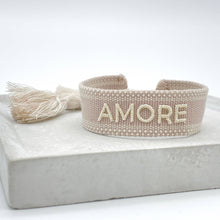 Lade das Bild in den Galerie-Viewer, AMORE Statement Armband gewebt, bestickt
