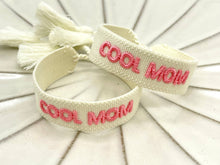 Lade das Bild in den Galerie-Viewer, COOL MOM Statement Armband gewebt, bestickt
