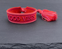 Lade das Bild in den Galerie-Viewer, GOOD VIBES Statement Armband gewebt, bestickt
