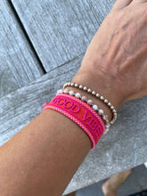 Lade das Bild in den Galerie-Viewer, GOOD VIBES Statement Armband gewebt, bestickt
