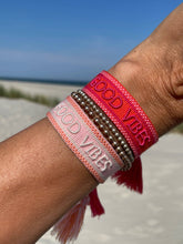 Lade das Bild in den Galerie-Viewer, GOOD VIBES Statement Armband gewebt, bestickt
