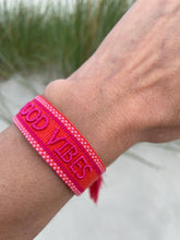 Lade das Bild in den Galerie-Viewer, GOOD VIBES Statement Armband gewebt, bestickt
