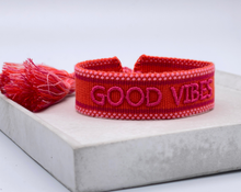 Lade das Bild in den Galerie-Viewer, GOOD VIBES Statement Armband gewebt, bestickt
