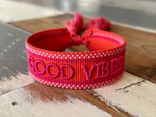 Lade das Bild in den Galerie-Viewer, GOOD VIBES Statement Armband gewebt, bestickt
