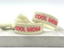 Lade das Bild in den Galerie-Viewer, COOL MOM Statement Armband gewebt, bestickt
