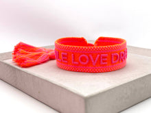 Lade das Bild in den Galerie-Viewer, SMILE LOVE DREAM Statement Armband gewebt, bestickt 
